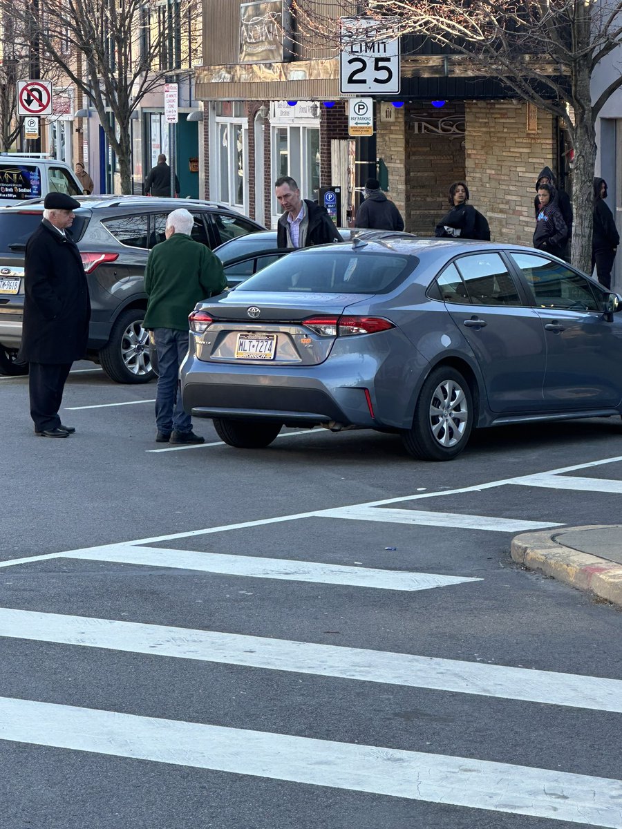 BREAKING Man shot in chest in Pittsburgh’s Brookline. 
Pittsburgh Police spokesperson says they are looking for two juvenile males who ran away.
Victim is in critical but stable condition.
Motive unclear 
<a href="/KDKA/">KDKA</a>