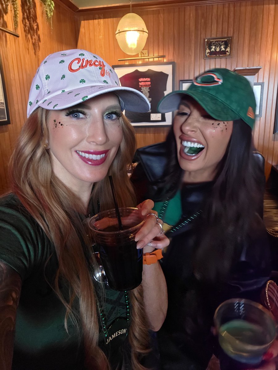 thewhobae's tweet image. I feel lucky 🍀🧡💚 @SaraElyse128 @TheTiffPotter @jonjononair