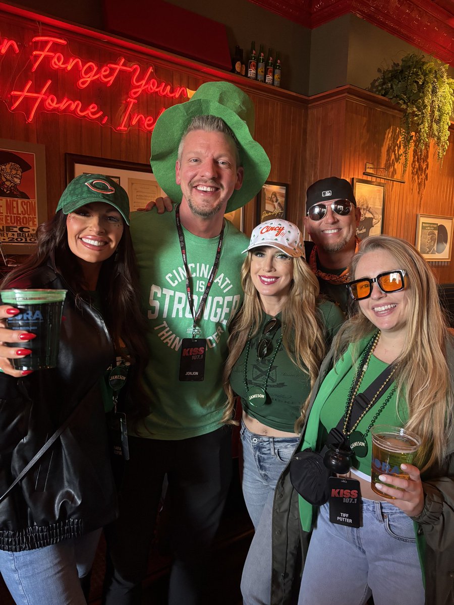 thewhobae's tweet image. I feel lucky 🍀🧡💚 @SaraElyse128 @TheTiffPotter @jonjononair