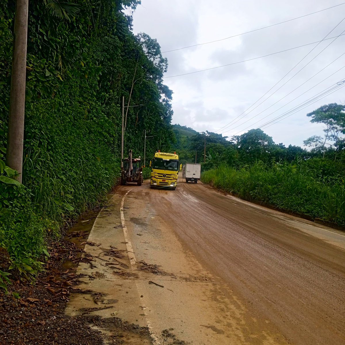 ECU911Austro's tweet photo. 👮🏽♂️🚓 Recursos de @PoliciaEcuador informaron que al momento la vía principal a Cochancay quedó habilitada en el sector de Copalillos, La Troncal.
🚜 Se realizó limpieza del material con maquinaria de @ObrasPublicasEc.
📷 cortesía #PPNN
#ECU911BrindaSeguridadIntegral https://t.co/OJ0Vp4eONt