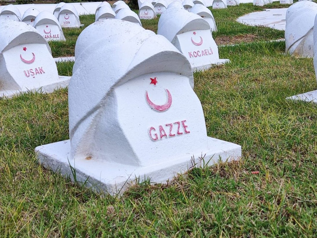 Çanakkale, iman ile küfrün mücadelesinde, ayağında postalı olmayan askerlerin, bir tas hoşaf ve yarım ekmekle küresel küfre meydan okuduğu, Anadolu’nun iman ateşidir.

On binlerce şehit bu toprakları darü’l-İslam yapmış, yüz binlercesi ise bu topraklar darü’l-İslam kalsın diye
