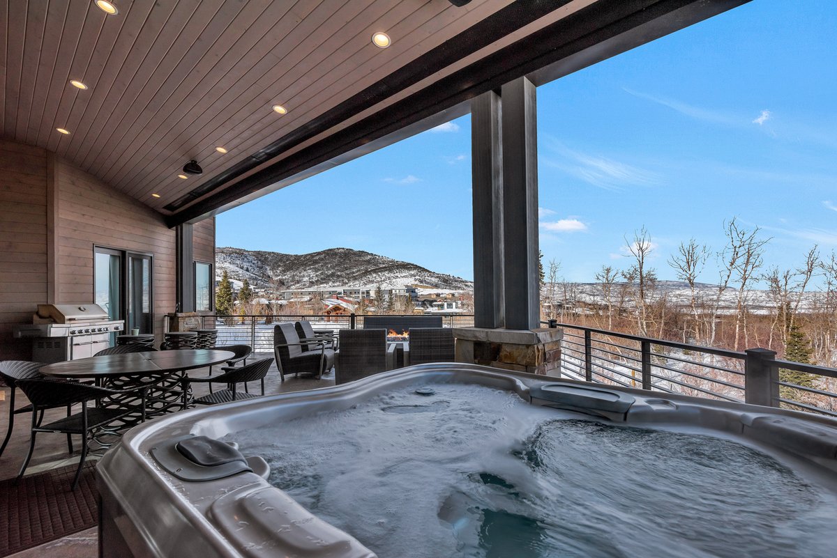 InvitedHome's tweet image. You're in luck 🍀 these incredible homes are still available for a late March getaway ⛷️

1. Creek Crossing at Canyons
2. Daybreak Escape at Bachelor Gulch
3. Stone Creek Chalet at the Aspens
4. Canyons Edge

Comment below for more details.