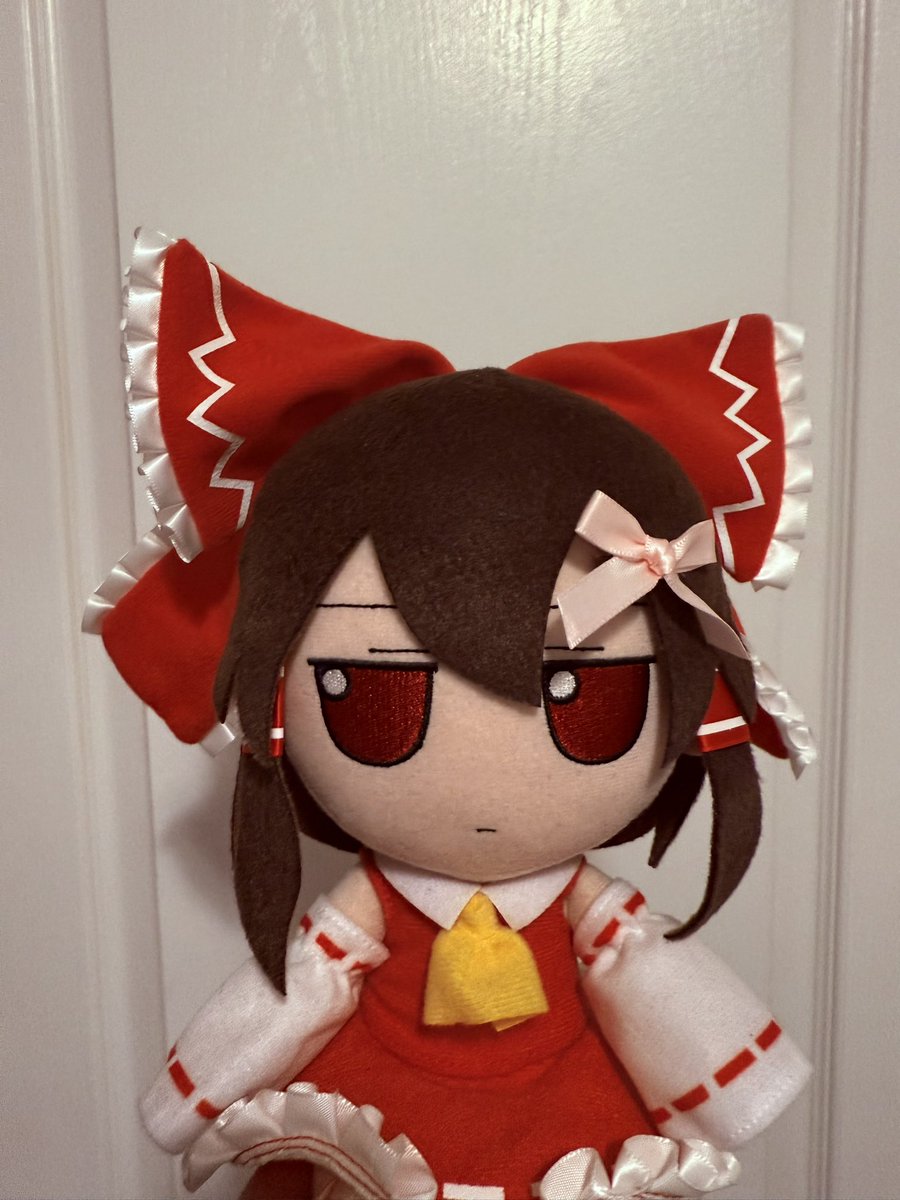 dailyreimu's tweet image. Bow ᗜ_ᗜ 🎀

#fumo #reimu #touhou #fumofumo #ふもふも