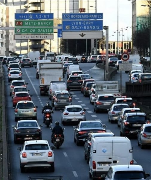 MaudPetit_AN94's tweet photo. đ #ZFEm #ZonesFaibleEmission #Environnement #Pollution #Gaz #Air #Voitures #Autos #Motos #CritAir3
@PatrickOllier @GrandParisMGP
đł Avez-vous dĂ©jĂ entendu parler des ZFE-m (Zones Ă faibles Ă©missions-mobilitĂ©) ?
SĂ»rement, oui, si votre vĂ©hicule est classĂ© en CritâAir 5, 4 ou 3. Pour circuler dans la ZFE, la vignette Crit'Air est obligatoire, mĂȘme en cas de stationnement pendant les plages horaires de restriction de circulation.
âźïž Pour rappel, câest la loi d'Orientation des MobilitĂ©s (dite LOM) de 2019 qui a rendu obligatoire la crĂ©ation d'une ZFE dans les mĂ©tropoles oĂč les normes de #qualitĂ© de l'#air sont dĂ©passĂ©es, comme Paris (et Ăle-de-France), Grenoble, Lyon, Strasbourg, Aix-Marseille-Provence, Montpellier âŠ
âïž Comme vous le savez sans doute, aprĂšs les vĂ©hicules CritâAir 5 en 2019 puis CritâAir 4 en 2021, il nâest plus possible pour les vĂ©hicules CritâAir 3, depuis janvier 2025, de circuler dans ces zones. La mesure ne sera rĂ©ellement opĂ©rationnelle que lâannĂ©e prochaine, les collectivitĂ©s laissant un temps dâadaptation aux automobilistes avant #sanction (radars/contraventions), mais cette interdiction concerne dâores et dĂ©jĂ de nombreux franciliens. MĂȘmes les trajets occasionnels comme les dĂ©placements domicile-travail, les courses ou les visites en centre-ville deviendront impossibles sans une alternative.
â
Quelles solutions alternatives ?
âąAcheter un #nouveau vĂ©hicule, propre
âąUtiliser les #transports en commun
âąCirculer avec un #Pass dans les pĂ©riodes de #dĂ©rogation. Dans la mĂ©tropole du Grand Paris : 24 jours par an ...
Je remercie M. B, de ChenneviĂšres-sur-Marne, qui mâa alertĂ©e sur les consĂ©quences concrĂštes pour lui et son Ă©pouse, de la mise en Ćuvre de la ZFE. Car 11 millions de vĂ©hicules sont concernĂ©s⊠et des millions de nos concitoyens.
đMardi dernier, le 11/03, je me suis donc rendue au dĂźner-dĂ©bat organisĂ© par BNP-Paribas sur le thĂšme « ZFE-m du Grand Paris : Comment verdir les mobilitĂ©s sans crĂ©er dâexclusion ? »
Car un des enjeux est bien de ne pas faire de cette mesure une source dâexclusion des milliers de personnes qui, par exemple, nâauraient pas les moyens de racheter une voiture aux normes. Tout comme il est absurde de pousser Ă racheter un vĂ©hicule quand celui que lâon possĂšde est parfaitement entretenu et quâil passe le contrĂŽle technique avec brioâŠ
Je suis parfaitement consciente des enjeux environnementaux đ et câest en ce sens que jâavais votĂ© en faveur de la loi LOM en 2019, mais je ne peux que mâinquiĂ©ter du risque âde #fracture #sociale et de #dĂ©classement que le dispositif risque dâentraĂźner. Jâai donc fait part de mes prĂ©occupations, partagĂ©es par de nombreuses personnes qui trouvent ces mesures injustes - lors de ce dĂźner de travail et je les ai, en parallĂšle, rappelĂ©es par courrier Ă Patrick Ollier, PrĂ©sident de la MĂ©tropole du Grand Paris.
đ De nombreux autres parlementaires - de tous bords - sâinquiĂštent des effets de bord de cette mesure spĂ©cifique des ZFE-m et se mobilisent pour rĂ©flĂ©chir Ă un dispositif moins contraignant. Câest bien lĂ la limite de la loi quand il nây a pas dâĂ©tudes dâimpact et que toutes les consĂ©quences nâont pas pu ĂȘtre envisagĂ©es.
â
ïž Jâai, pour ma part, cosignĂ© la PPL de ma collĂšgue Sylvie Bonnet qui envisage de reporter le dispositif de 5 ans, afin quâune rĂ©flexion đ€sur cette question puisse ĂȘtre engagĂ©e et des solutions alternatives, trouvĂ©es.
A suivre.