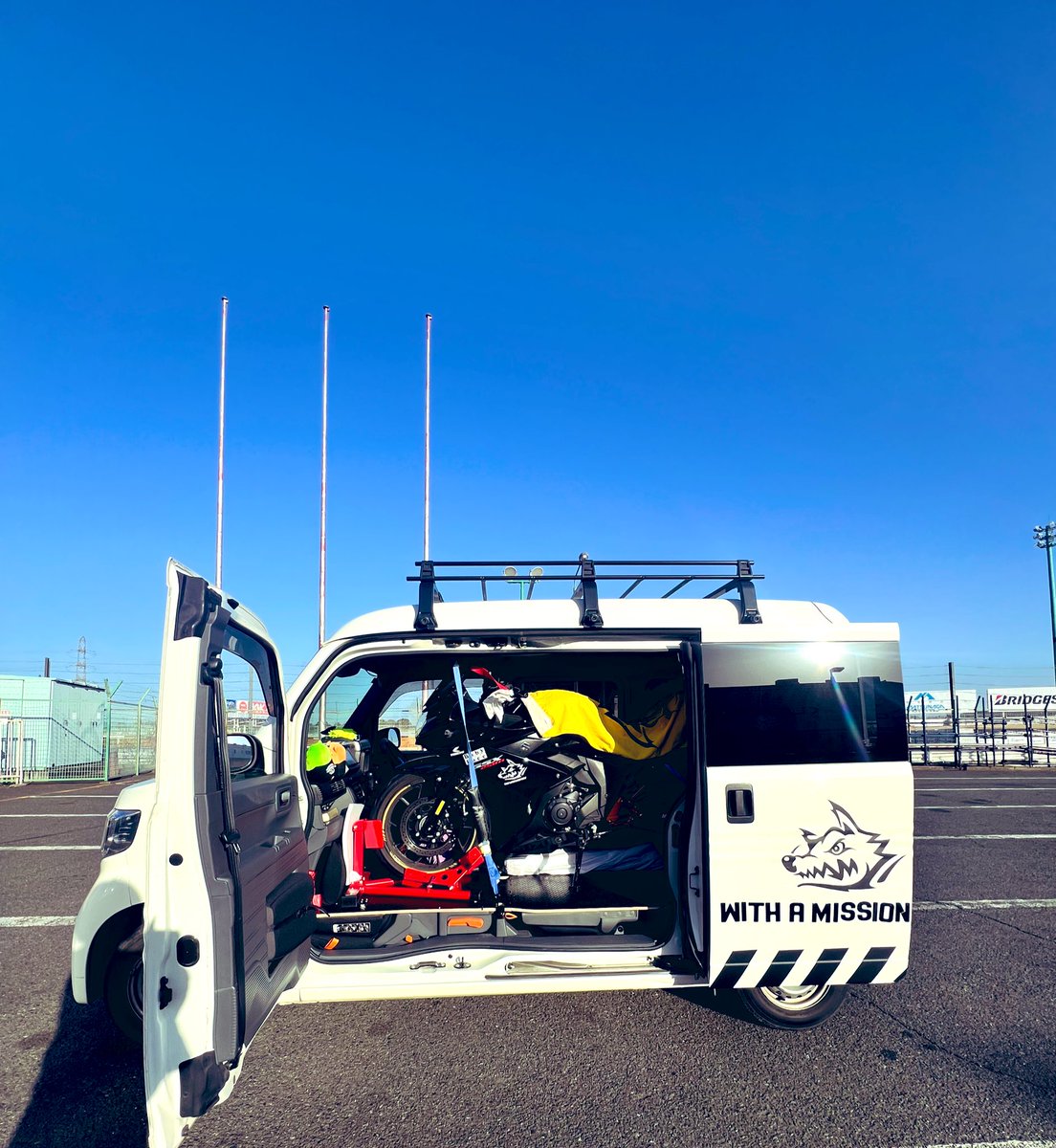 nyanZORO1111's tweet photo. チャラララ〜ン
ぼっちはトランポを
手に入れた(・∀・)
#筑波サーキットTC2000
#N_VAN https://t.co/4Ms9VAfaGL