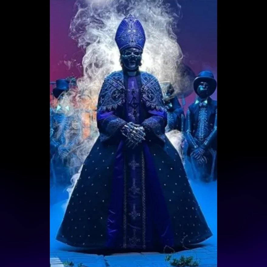 GhostBCColombia's tweet photo. Backstage Papa V Perpetua
No se si sea el mismo traje que hemos visto dias previos, pero se ve maravilloso, muy majestuoso la verdad 🤩
📸 @amusedmuse
#ghostfandom #ghostbcfans #PapaVPerpetua #ghostbc #skeletá #satanized #namelessghouls https://t.co/rCptC3zHMC