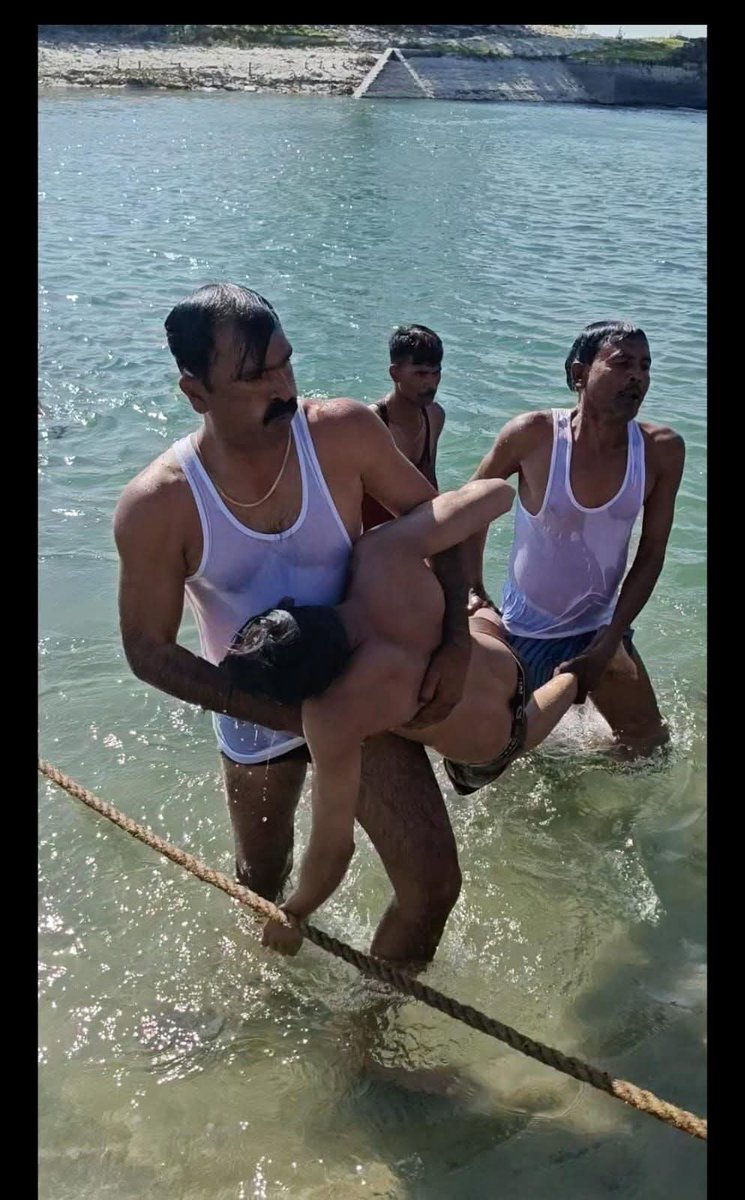 Kuldeep15512's tweet photo. थानाध्यक्ष पसगवां ने.खुद कूद कर झाल मे  5 नवयुवकों की बचाई जान,एक की डूबने से.हुई मौत अजीतपुर झाल मे 6नवयुवक नहाने गये,जिनके डूबने की जानकारी पसगवां थानाध्यक्ष रवींद्र सोनकर को हुई,तत्काल  मौके पर पहुचे, कोई गोताखोर न होने पर खुद झाल मे कूद गये, @Igrangelucknow @dgpup @CMOfficeUP https://t.co/FgMh8kVcCi