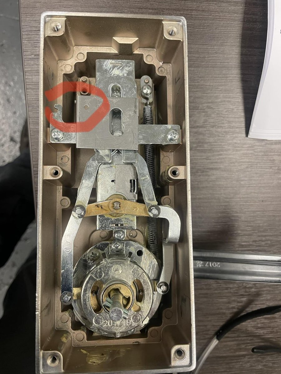 Customer states “ Lock not opening and cannot enter code” 

WELL THERES YOUR PROBLEM! You’re missing all the guts! 🤣 no way this lock would function like this. Sure wish I coulda been a fly on the wall when the last tech was fiddling with this (example 2nd pic I stole)

#JobFang