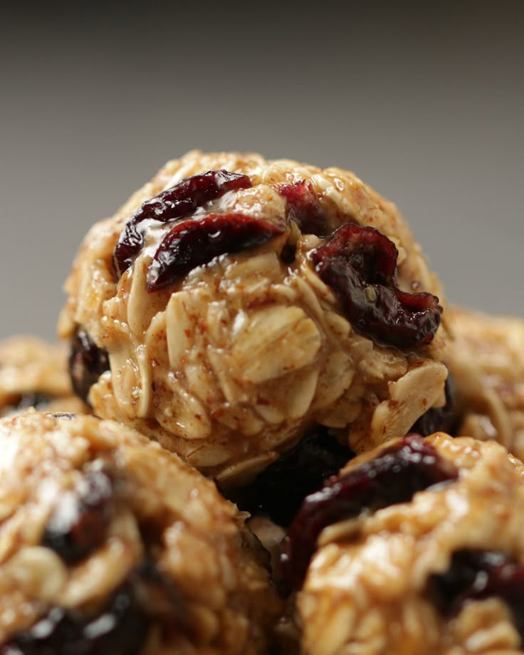 Shezanajman's tweet photo. Need a quick energy boost? ⚡ These no-bake energy bites are the perfect snack for busy days! Oats + peanut butter + honey + chia seeds = bite-sized energy bombs. 🍫 Perfect for pre-workout or a midday pick-me-up!
#EnergyBites #HealthySnacks #MealPrep #Foodie https://t.co/qmyD4n9kMB