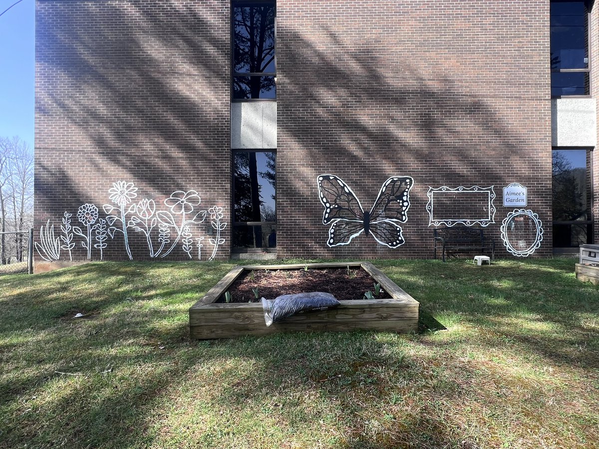 mrs_vanhout's tweet image. Visiting family in Oak Ridge, TN and checking out the pollinator garden at Linden Elementary!  🥰🦋🥼👩‍🔬#discoverthemagicofscienceeveryday #pollinators #scienceeducators #familyofeducators
