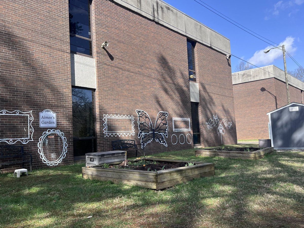 mrs_vanhout's tweet image. Visiting family in Oak Ridge, TN and checking out the pollinator garden at Linden Elementary!  🥰🦋🥼👩‍🔬#discoverthemagicofscienceeveryday #pollinators #scienceeducators #familyofeducators
