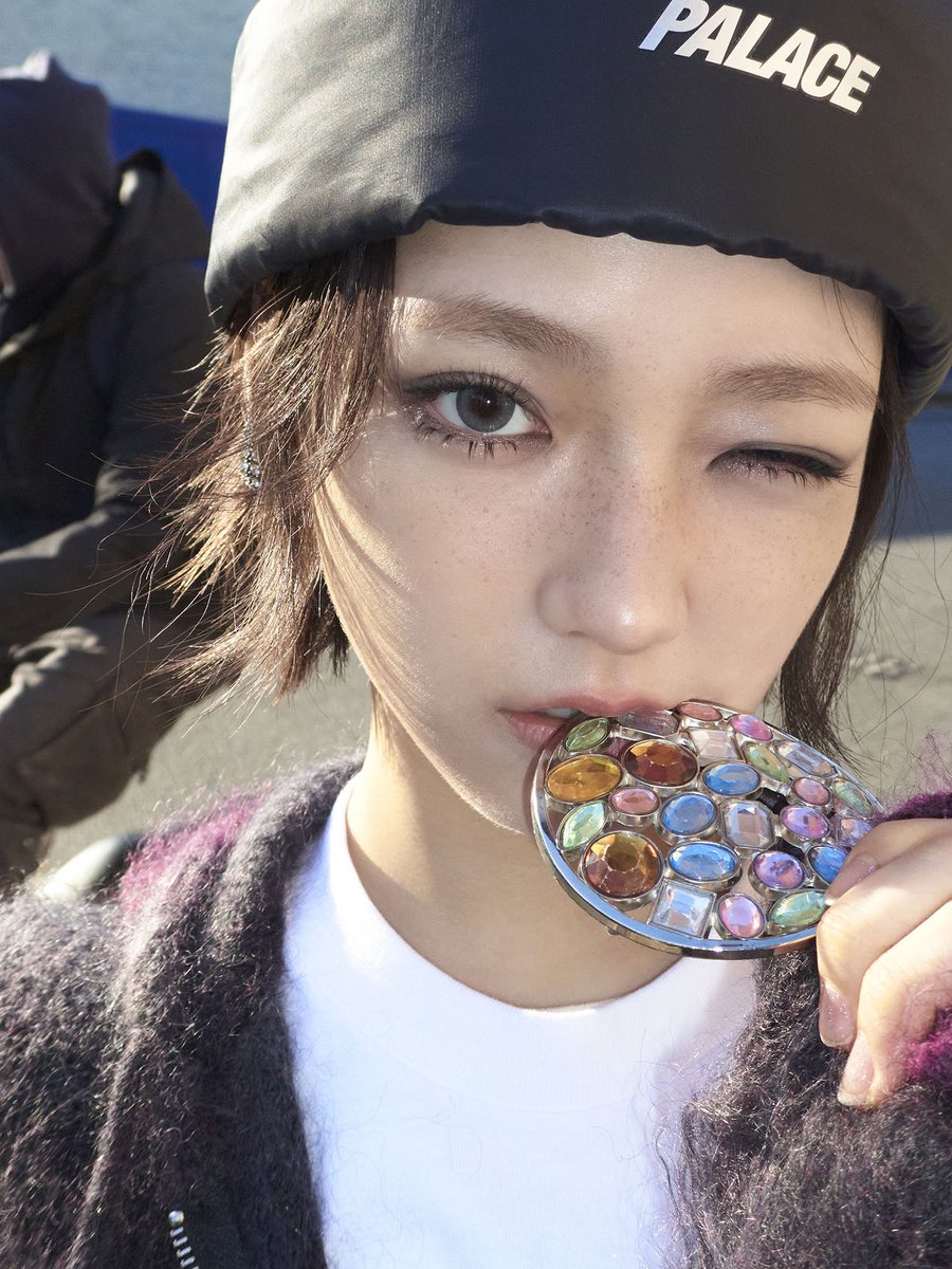 Serving a little edge with 𝘢͟ 𝘵͟𝘰͟𝘶͟𝘤͟𝘩͟ 𝘰͟𝘧͟ 𝘴͟𝘱͟𝘢͟𝘳͟𝘬͟𝘭͟𝘦 . ݁₊ ⊹ . ݁˖⭑.ᐟ The gems are like candy, but make it fashion. Just feeling bold and carefree, all at once.