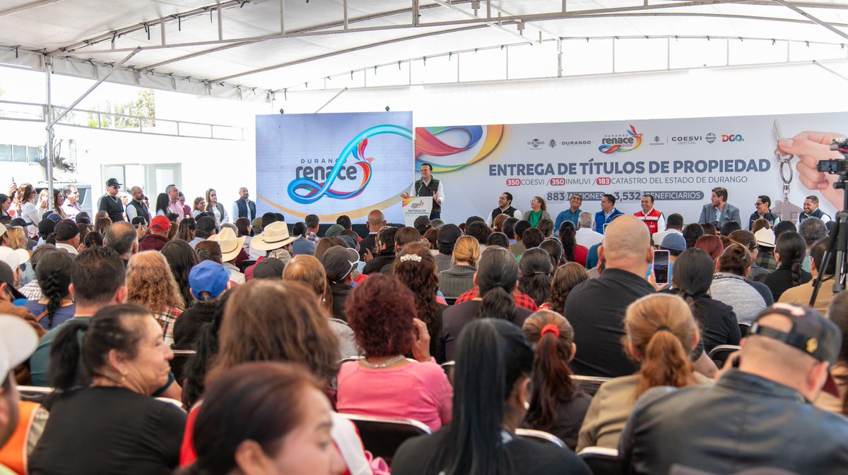 EVillegasV's tweet photo. En este gobierno trabajamos en equipo con @josejoseantonio por el bienestar de las familias duranguenses. Con la entrega de títulos de propiedad, 3,532 personas cumplen el sueño de tener la seguridad legal de su hogar. 🏠

Porque un patrimonio seguro es tranquilidad para toda la familia. 💪
