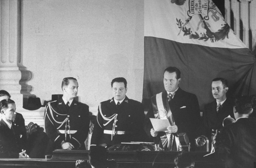 Cd. Guatemala 15 de marzo de 1945. Investidura presidencial de Juan José Arévalo en el Congreso de la República.