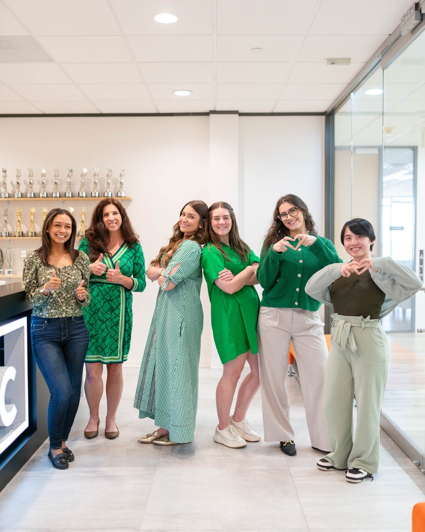 VersaCreative's tweet photo. We’re feeling lucky to work with this amazing team! 🍀💚

Happy St. Patrick’s Day from all of us at Versa Creative!

 #StPatricksDay #VersaCreative #MarketingAgency #HoustonMarketingAgency #FullServiceMarketing #HoustonMarketing https://t.co/Aw04CJZYQC