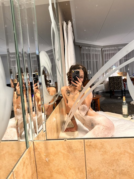 Watch ❤️𝔙𝔢𝔫𝔲𝔰𝔎𝔦𝔱𝔱𝔶𝔛𝔒🖤's leaked NSFW photo on TwXstars