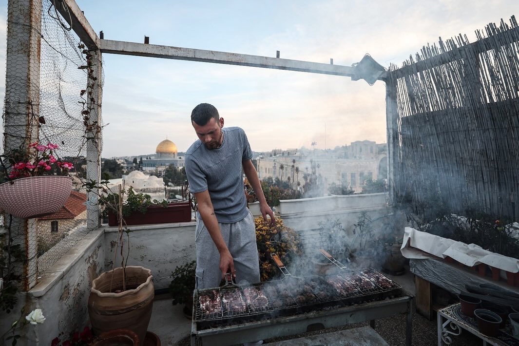 Mazen Al-Jabari and his family  break their fast by eating the Iftar meal, during the holy month of Ramadan in their home located next to the Dome of the Rock in Jerusalem’s Old City March 17, 2025.

#ramdan #jerusalem #kudus