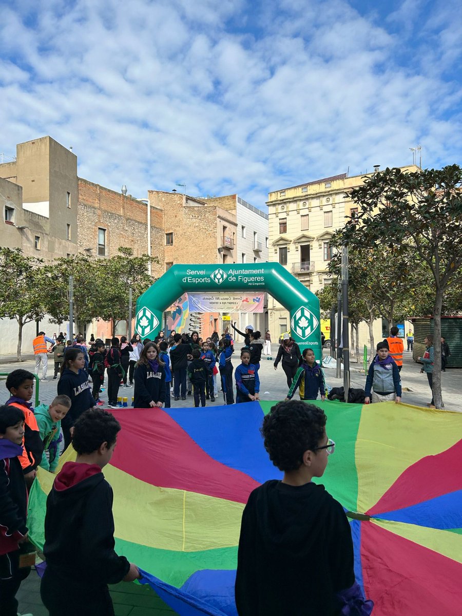 peremontserrat_'s tweet photo. Avui ha estat un gran dia, i és que 9 anys després #Figueres ha recuperat el seu #Rodajoc amb la participació de més de 600 alumnes de les escoles de la ciutat. Creiem en el paper transformador de l'esport entre els més joves, i seguirem apostant per l'esport escolar🤸. https://t.co/0IrGmUpvIg