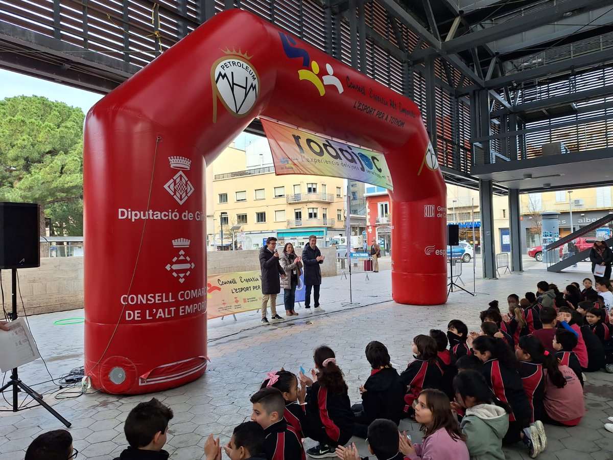 peremontserrat_'s tweet photo. Avui ha estat un gran dia, i és que 9 anys després #Figueres ha recuperat el seu #Rodajoc amb la participació de més de 600 alumnes de les escoles de la ciutat. Creiem en el paper transformador de l'esport entre els més joves, i seguirem apostant per l'esport escolar🤸. https://t.co/0IrGmUpvIg