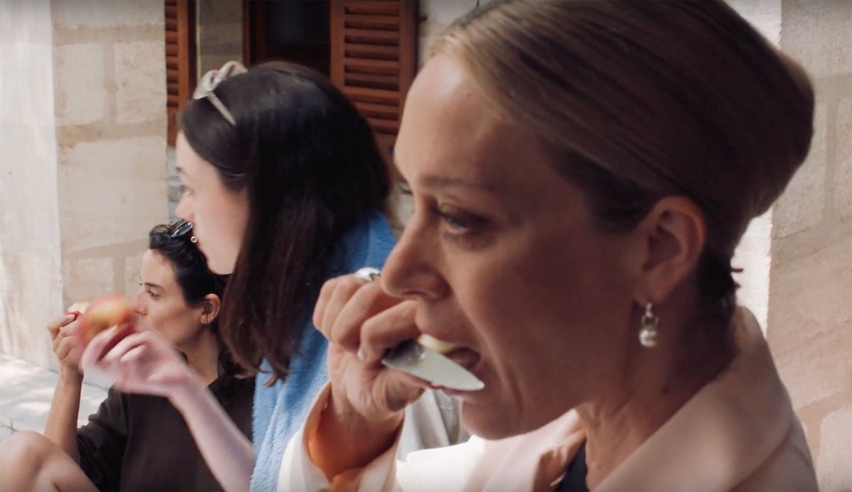 firstshowing's tweet image. Chloe Sevigny &amp;amp; Claes Bang in 'Bonjour Tristesse' Official US Trailer onfs.net/42dudlu via @XX

#ClaesBang #ChloeSevigny #LilyMcInerny #BonjourTristesse #TIFF24