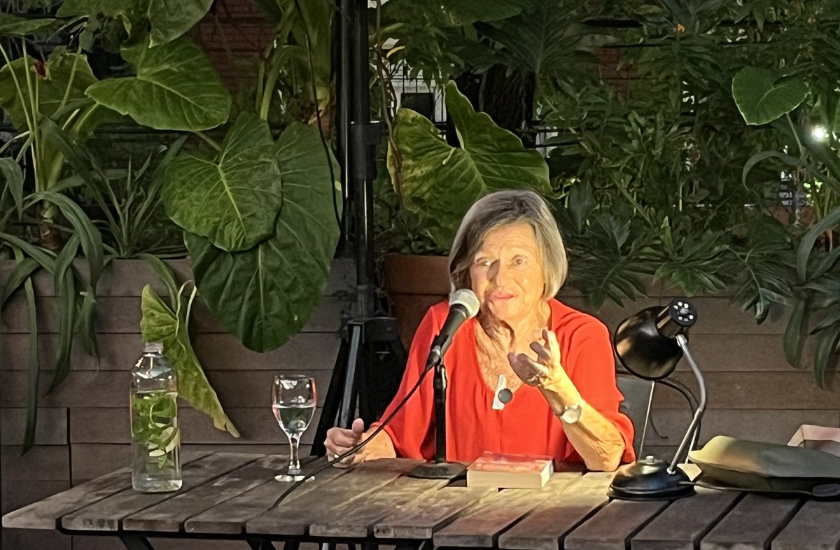 FundacionFilba's tweet photo. Qué maravilla escuchar a Liliana Heker ahora en la terraza de @eternacadencia sobre los secretos de la escritura de sus cuentos. 
#ClubEterno 
#LabdeEscrituras https://t.co/mRdrWwZRnp