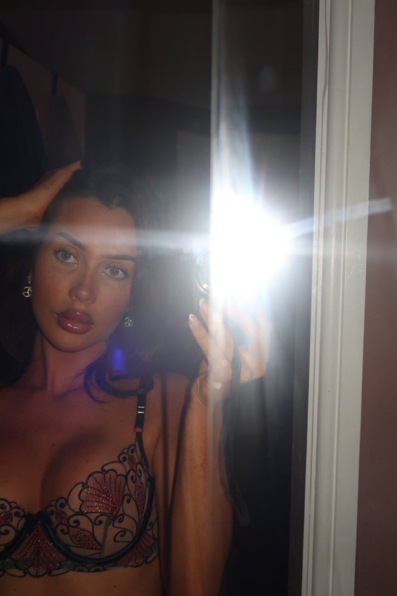 orlagoeswild's tweet photo. comment ‘❤️’ for a nudie from the dark side in ur dms https://t.co/q3GoBs2OQL