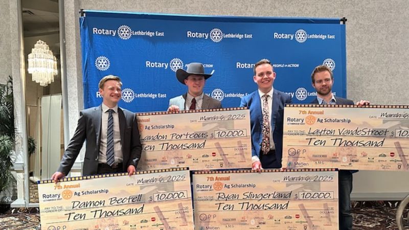 UofAALES's tweet photo. 𝗜𝗻𝘃𝗲𝘀𝘁𝗶𝗻𝗴 𝗶𝗻 𝗔𝗹𝗯𝗲𝗿𝘁𝗮’𝘀 𝗯𝗲𝗲𝗳 𝗳𝘂𝘁𝘂𝗿𝗲! 🐮 

Damon Bectell receives a $10K scholarship from the Rotary Club of Lethbridge East to drive his future in cattle ranching. #UAlberta #AgFuture #AlbertaBeef #Agriculture

Learn more: https://t.co/njwtV8nxuc https://t.co/pLv0nIZDwD
