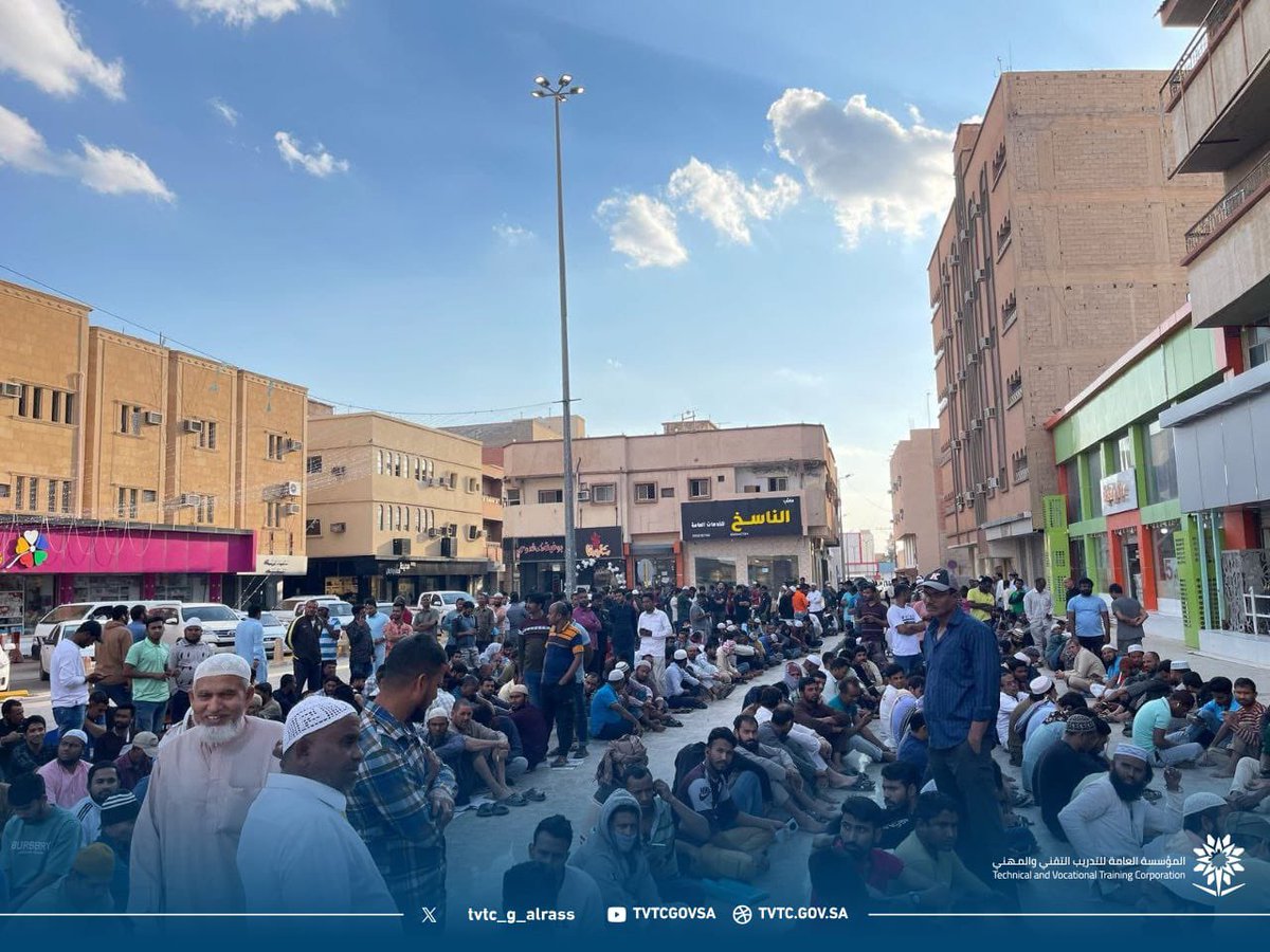 tvtc_g_alrass's tweet photo. بالتعاون مع جمعية إكرام النعم بالرس قام فريق الجوالة التطوعي في الكلية التقنية بتوزيع أكثر من 1500 وجبة إفطار صائم اليوم في ساحة جامع العذل مساهمةً في نشر الخير وتعزيز قيم العطاء في هذا الشهر المبارك شكرًا لكل من ساهم في إنجاح هذه المبادرة ونسأل الله القبول
#التدريب_التقني https://t.co/txN5E6aNg3