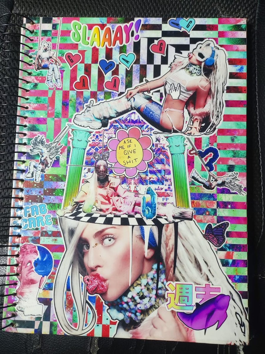 Simularies's tweet photo. @chartsladygaga n sou dos mais artisticos mas tenho até hj meu caderno com capa que fiz na epoca do artpop <3  #SantanderComAMother #SMUSIC https://t.co/gej87E5QWy