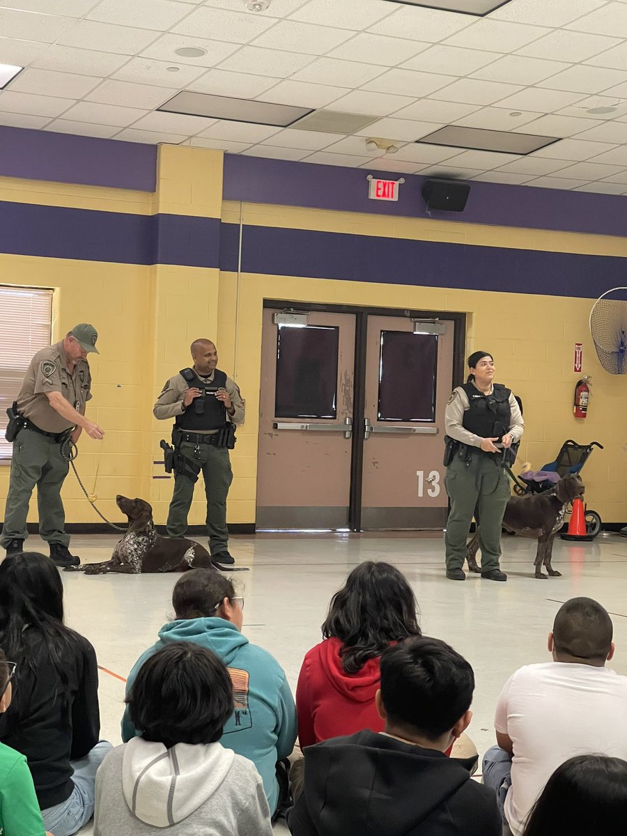 Thank you to Lieutenant Sandovall and her Metro K-9 Unit. Every student was engaged and super excited about the experience!

Gracias a la teniente Sandovall y a su unidad Metro K-9. ¡Todos los estudiantes estaban comprometidos y súper entusiasmados con la experiencia!