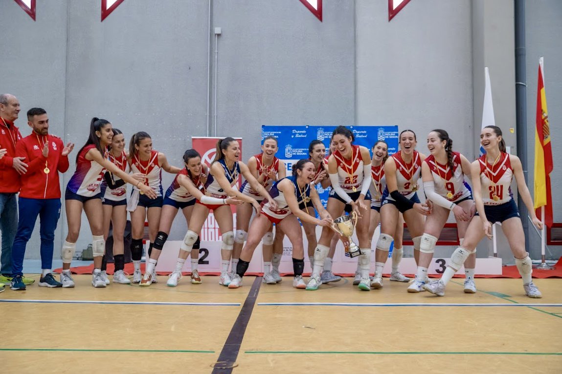 ClubMolinaVoley's tweet photo. ¡EH, EH, EEEEEH! 🏆🙌🏼🥁🥁 ¡Somos CAMPEONAS DE LIGA! 🥇 https://t.co/qAxzLd0Umf