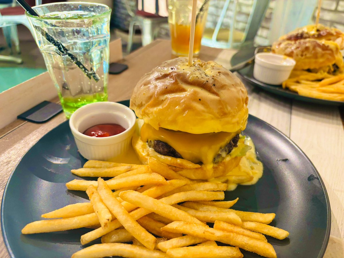 asitamosmile's tweet photo. おはにこ( ¯꒳¯ )♡
昨日の夜は🌃
お友達とハンバーガー🍔
食べてきたよ🤭🩷
café STUDIO🧸🤍🍰
店内広くてオシャレだった〜✨
名物のバターチーズメルトバーガー🍔
とっても美味しかった😋💕💕
#PR
#原宿カフェ #表参道カフェ #東京カフェ
#cafestudio #カフェスタジオ #ハンバーガー https://t.co/YoPgRz01Fi