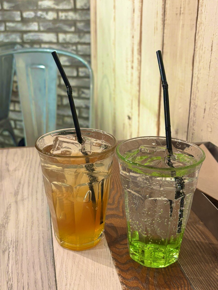 asitamosmile's tweet photo. おはにこ( ¯꒳¯ )♡
昨日の夜は🌃
お友達とハンバーガー🍔
食べてきたよ🤭🩷
café STUDIO🧸🤍🍰
店内広くてオシャレだった〜✨
名物のバターチーズメルトバーガー🍔
とっても美味しかった😋💕💕
#PR
#原宿カフェ #表参道カフェ #東京カフェ
#cafestudio #カフェスタジオ #ハンバーガー https://t.co/YoPgRz01Fi