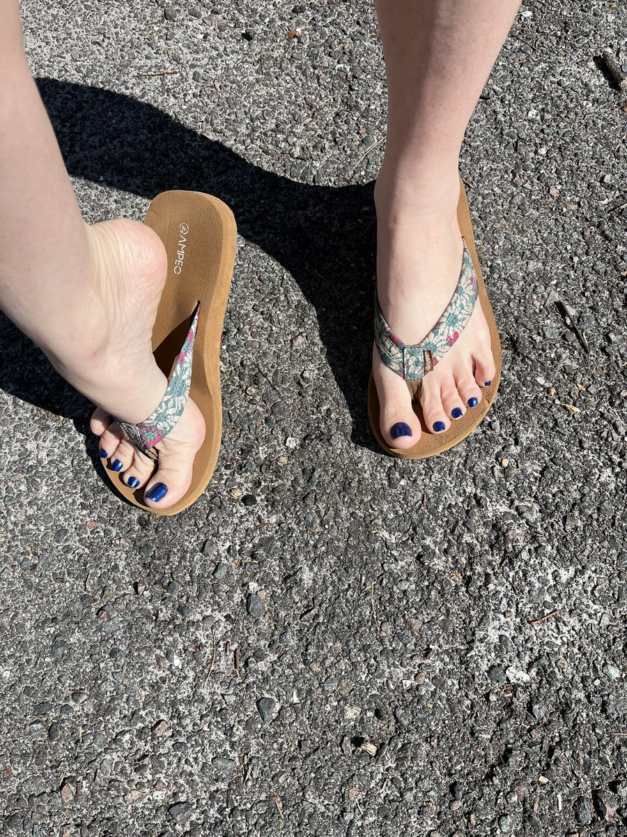 Honestly love it so much when men come up to me in public and say they love my toes. He asked if I was married &amp; I said yes &amp; he was like damn too bad because I would love to suck them toes