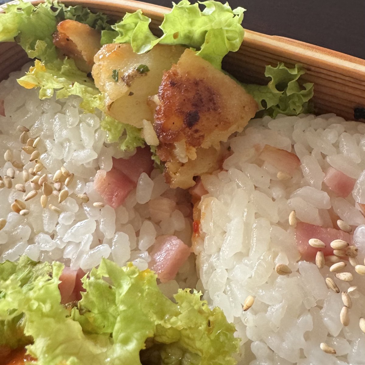 orangeroad20134's tweet photo. 今日は、
春、
高二息子、ラス弁！

なので
記録投稿。😋

手抜き技
かなり上達してます！！

本日の脇役2品。
林檎燻製ベーコンはを少し炙っておむすびに。塩はろく助✨。
新じゃがをレンチン、雑にプッシュして多めの油でこんがり炒めてスパイスパッパ。 https://t.co/B5ql1VTRA5