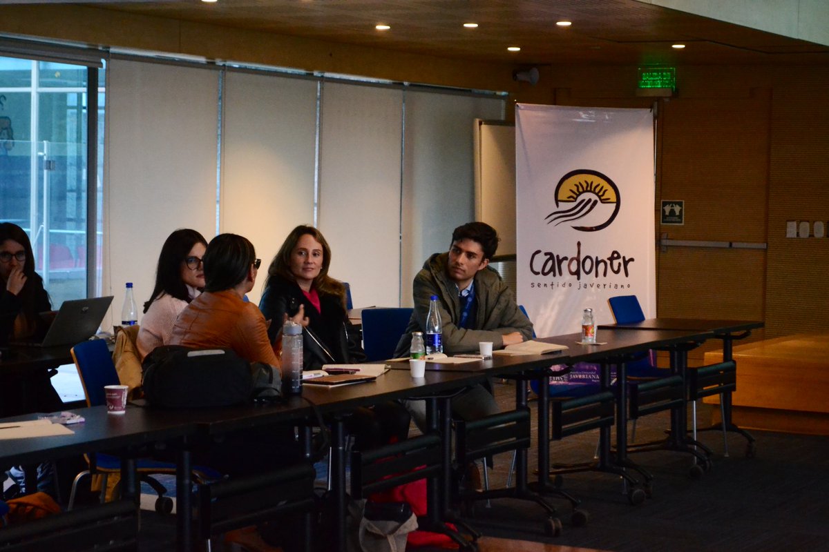 mafarahq's tweet photo. El currículo como proyecto cultural y la relación profesor/a-estudiante como núcleo de nuestro #ProyectoFormativo. Entorno a estos temas conversé con los participantes de #Cardoner, quienes están revisitando nuestra #IdentidadJaveriana y el modo de proceder jesuita. 💛💙 https://t.co/5BCAPyGQE4