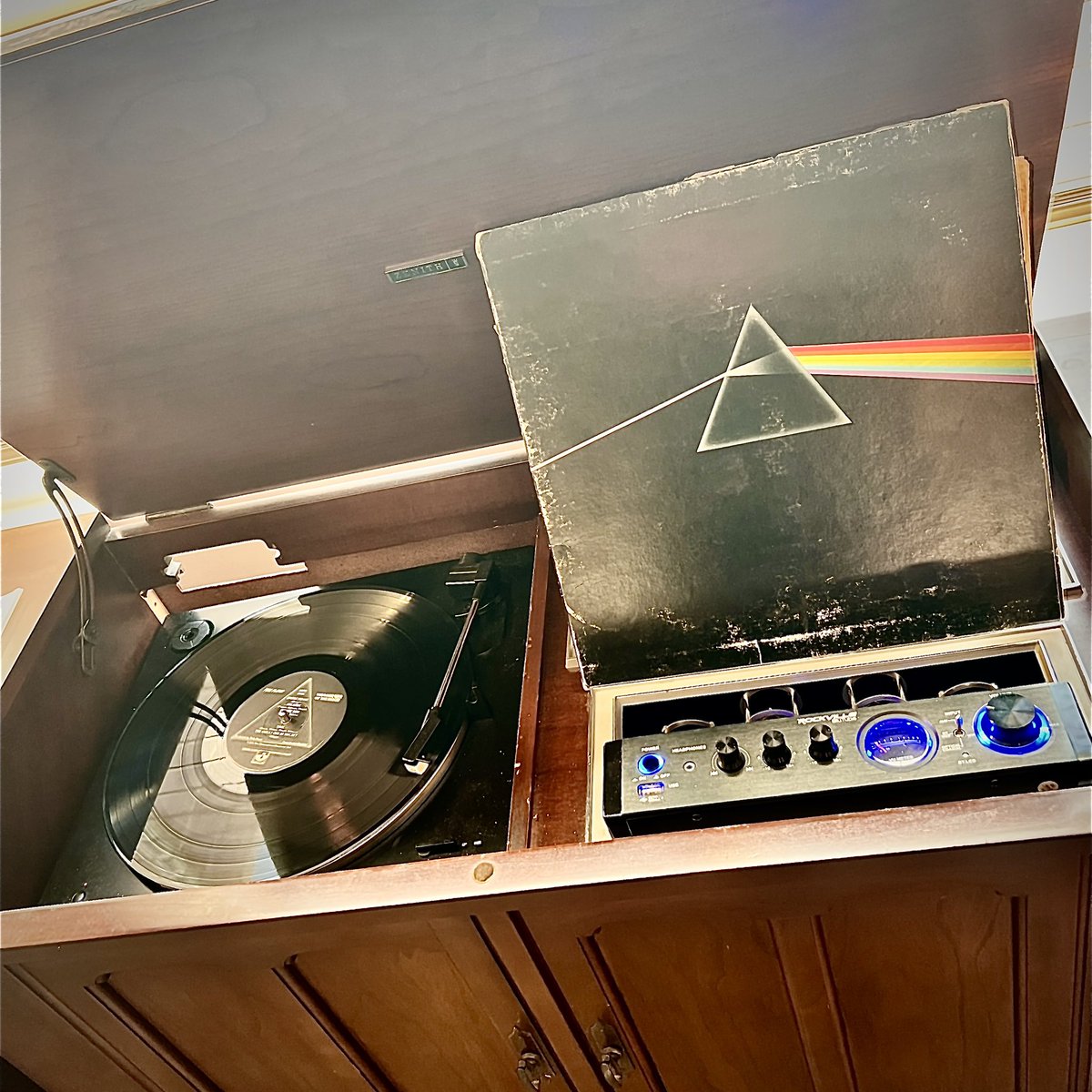 mpgeiser's tweet image. A crusty, noisy original pressing of #DSOTM - a gift from my uncle. 

Is it noisy…? Yes…
Do I love it…?  Absolutely!! ❤️🤘

Lots of mileage and well loved. 

Durham spins. 🤔