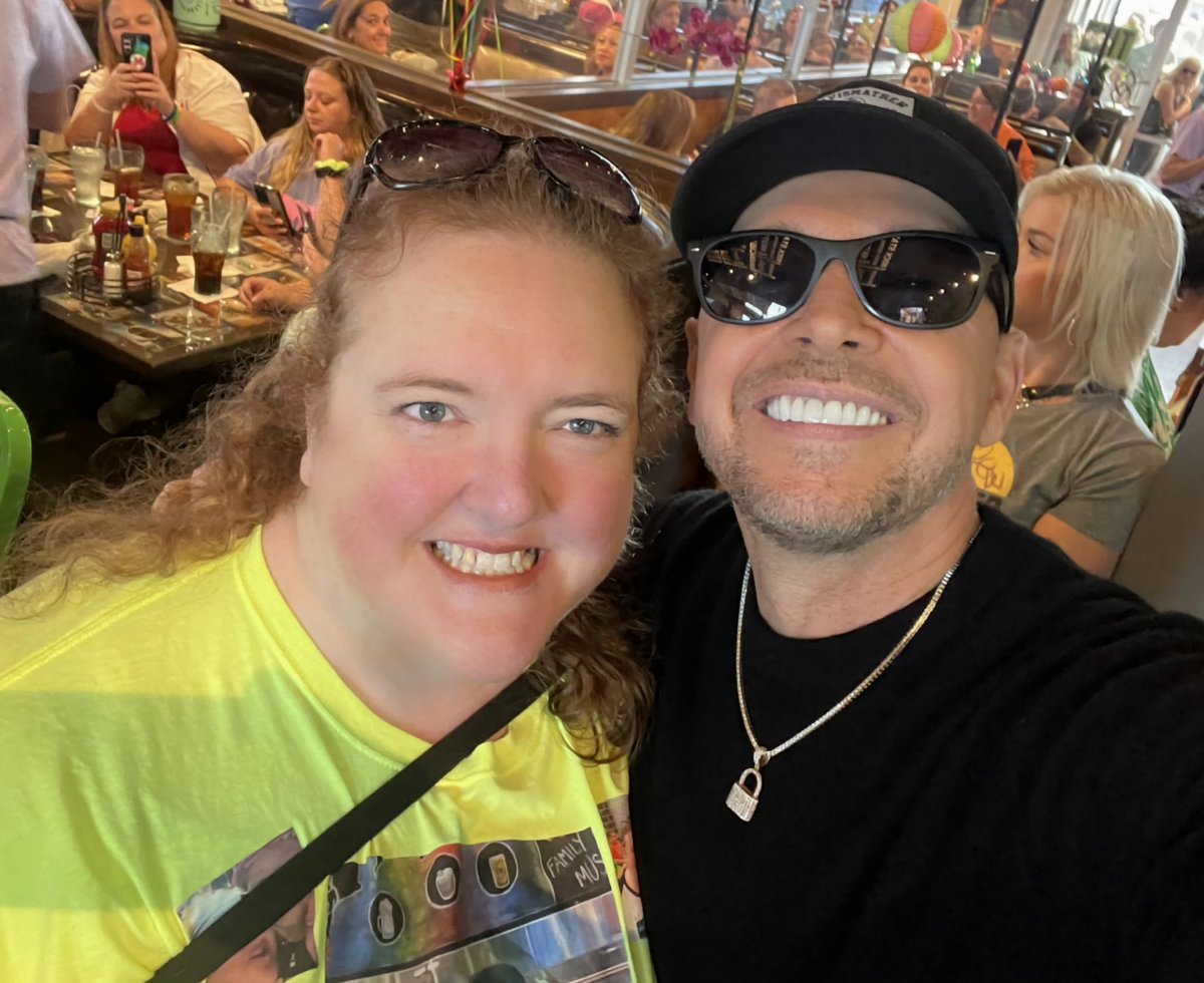 kleighton77's tweet image. I'm late to the tweet. Oooops. #selfieswithdonnie #DonnieTwitterversary Happy St. Paddy's day!!! 🍀🍀🍀
