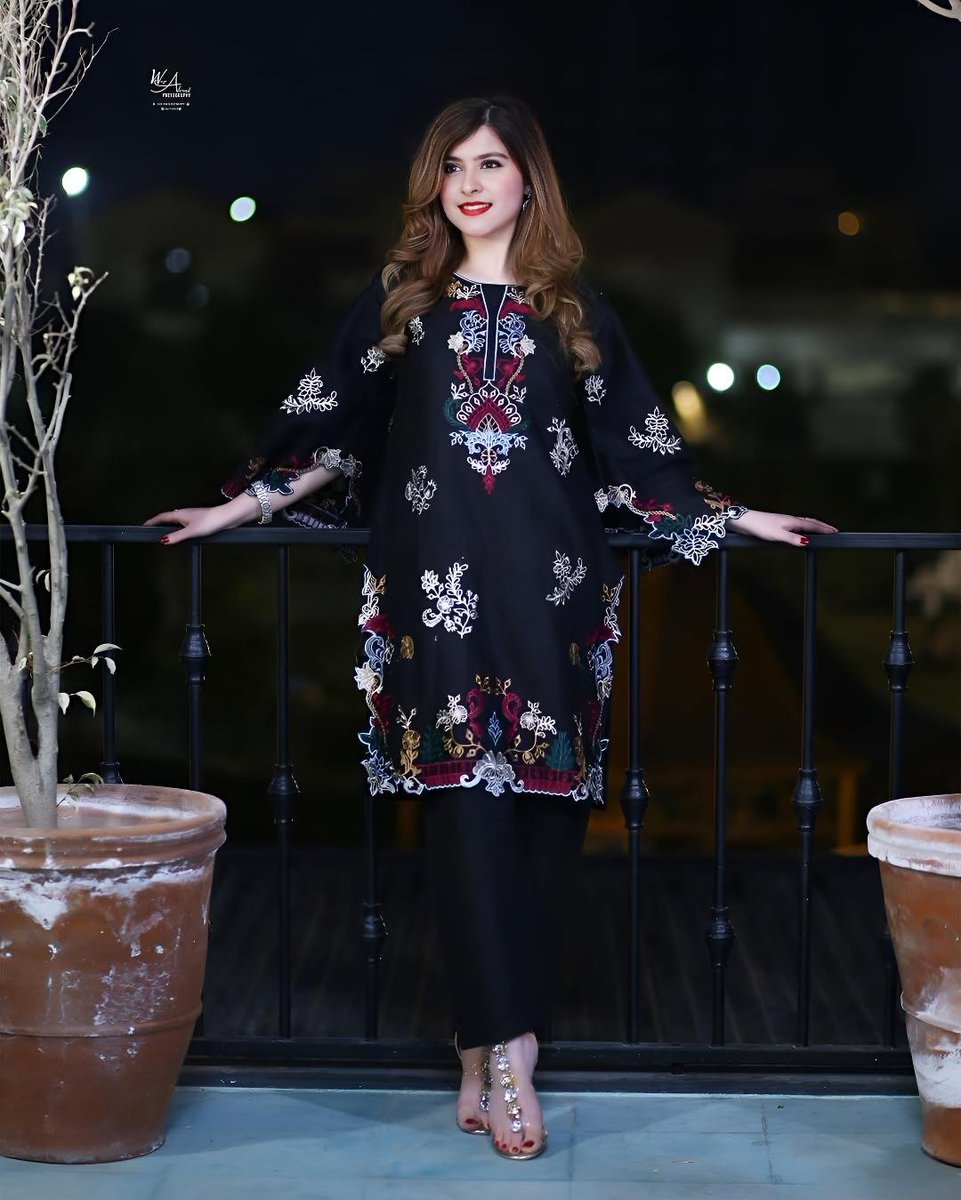 Stepping into the night with a touch of grace and a sprinkle of sparkle ✨🖤 #eveningvibes #eleganceinblack