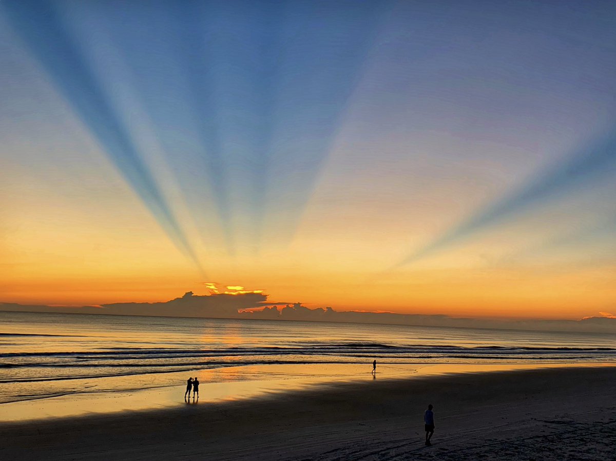 eatlivestay (@eatlivestay) on Twitter photo Driving over the bridge to StPete you are greeted by the beautiful <a href="/TheDonCeSar/">The Don CeSar</a> 💖 Amazing sunset shows are playing daily ✨ Driving over the bridge to StPete you are greeted by the beautiful <a href="/TheDonCeSar/">The Don CeSar</a> 💖 Amazing sunset shows are playing daily ✨
