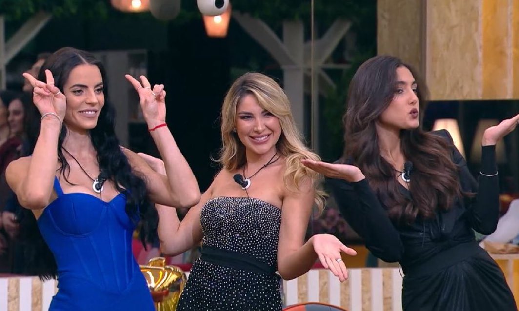 lena_01234's tweet photo. “You hate us cause you ain’t us” type energy 😘🎀 #JHC #zeudiners #zeuchi #zelena #chaila #grandefratello https://t.co/kPACGlh5mk