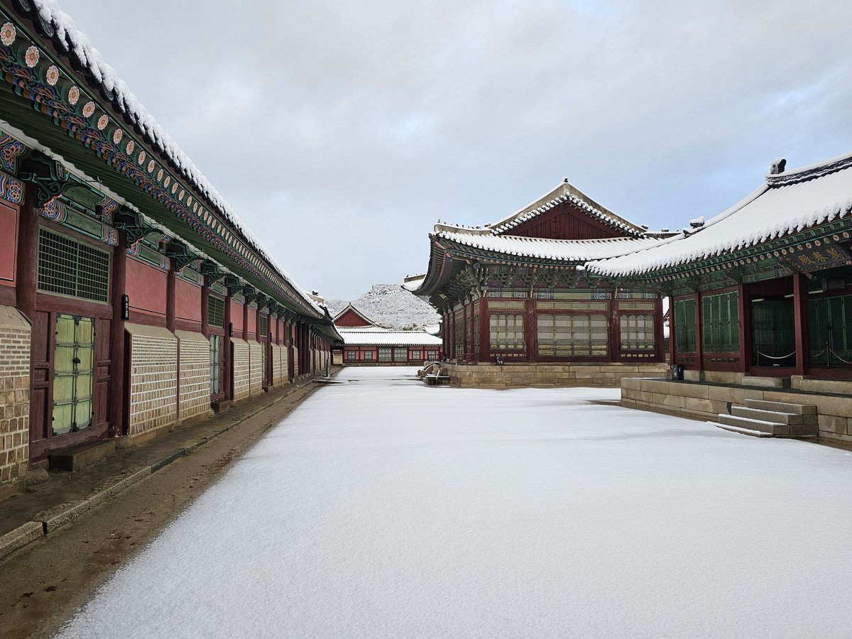<❄경복궁 사정전(思政殿) 권역 설경🩵>

🩵

🩵

🩵

감기 조심하세요🧣

#경복궁 #사정전권역
#고궁 #궁궐 #눈 #설경 
#매주화요일휴궁 #3월
#Seoul #Snow #March