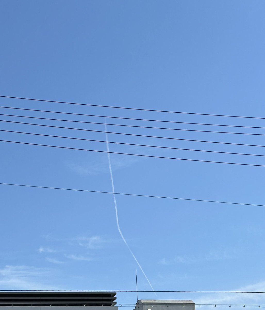 Ocokela's tweet photo. @realDonaldTrump
@RobertKennedyJr
@elonmusk
It started again today in the sky of Kyoto, Japan−−−✈
Please stop spraying chemtrails‼️ https://t.co/AjJkHdc1j8