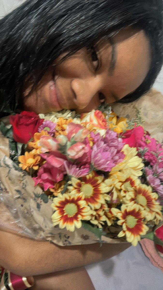 grbrielasilva's tweet photo. Ele mandou flores https://t.co/TiNjEIf2WJ