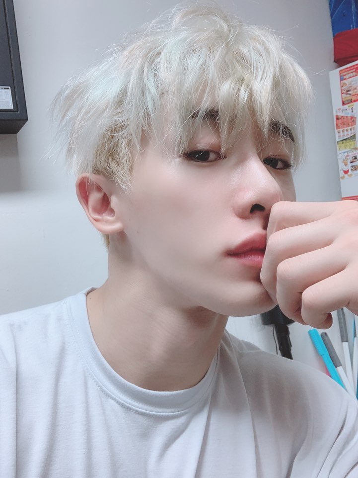 hoitWH's tweet photo. #원호잘생김 https://t.co/l1QzlTedtI
