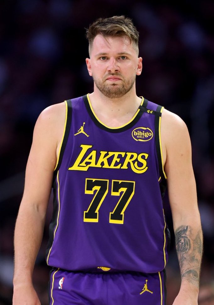 BrasilAD's tweet photo. Luka Doncic é o seguinte:

- Ou ele vai vir querendo e vai meter 40+ pontos na tua cabeça.
- Ou ele vai vir preguiçoso e vai meter um triplo-duplo na tua cabeça.

KKKKKKKKKKKKKKKK, psicopata da bola. https://t.co/1iZDaTwyfI