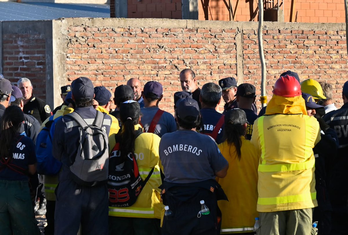 Con mucha emoción y gratitud, despedí en el día de ayer a los bomberos voluntarios que llegaron de todas partes de la provincia a asistir a los bahienses.

En cada momento difícil de la ciudad, junto a los cuerpos de nuestro Partido, siempre están al pie del cañón para poner el