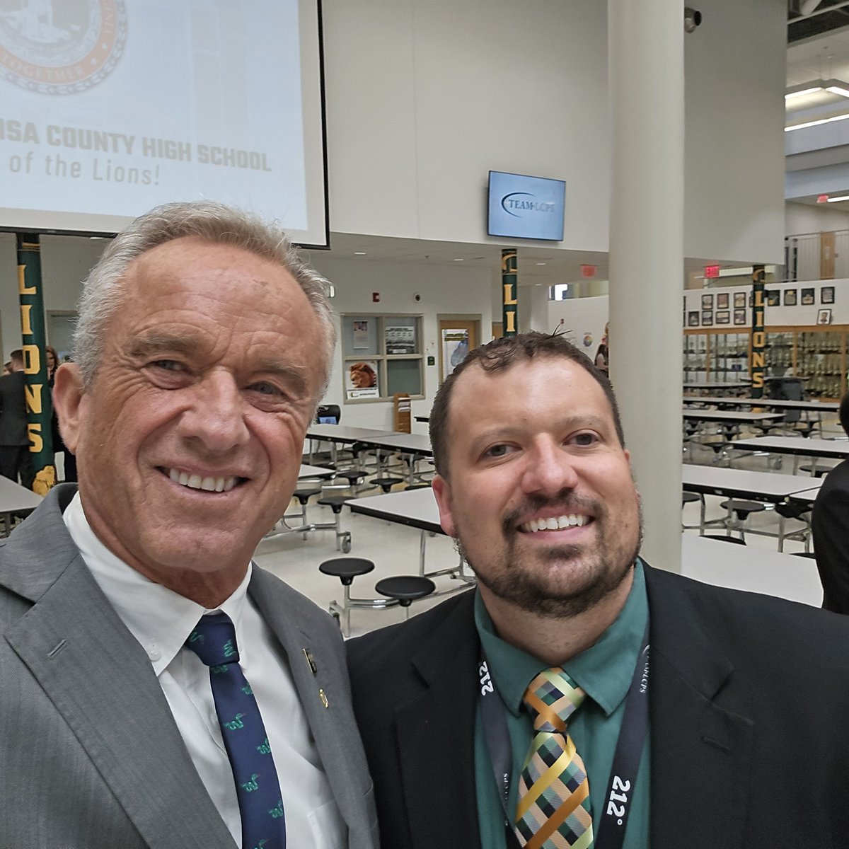 KB_CTE's tweet image. Today was all about connection! We visited classrooms, hosted a roundtable, and most impressively spent 20 minutes in the cafeteria having real, unfiltered conversations with students. Their insights never fail to inspire!