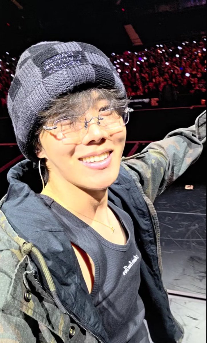 trinhers's tweet photo. THE GLASSES ARE ILLEGAL https://t.co/zZAA7aSgNz