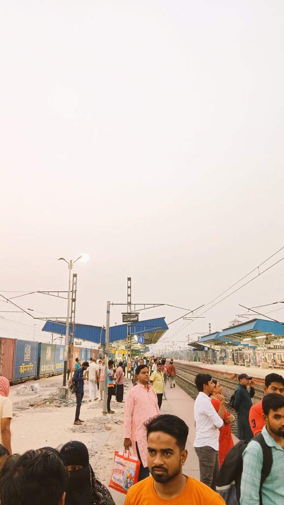 syRon0010's tweet photo. @AshwiniVaishnaw  @RailMinIndia
This is status of first local train at Dankuni and there is no abnormalities. Is there anyone accountable for such public harrasment? Any arrangements made to address public harrasment? https://t.co/eEMvibjBaP